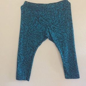 Woman’s Nike cropped thin lounge stretchy pants